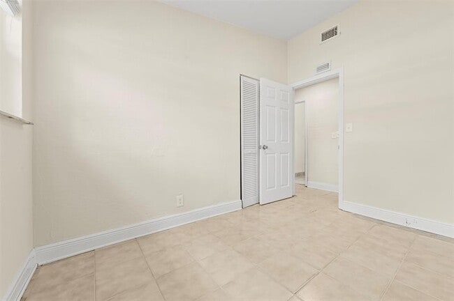 Building Photo - 1524 NW 18th Ct