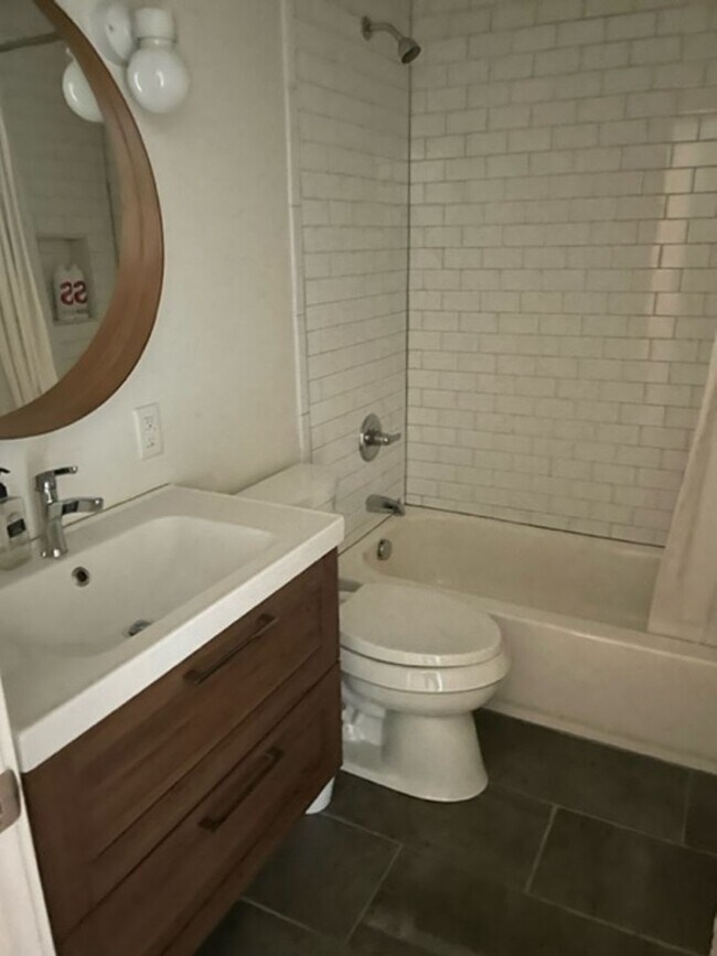 Building Photo - 4 bed/3bath-University Elementary School/I...