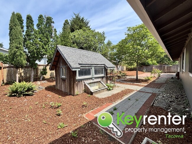 Building Photo - Stylishly Updated Lakewood Home in Seclude...