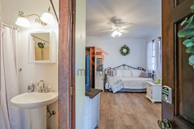 Building Photo - 1 bed / 1 bath ~ Fully Furnished
