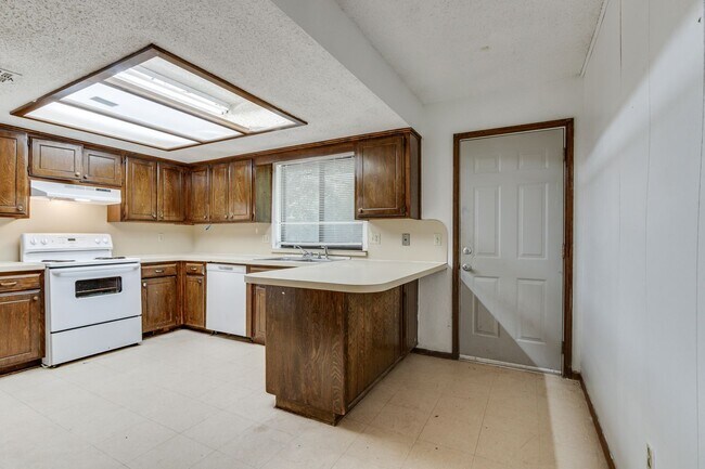Building Photo - 7312/7314 Kings Manor Court