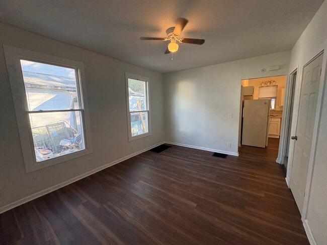 Building Photo - Three bedroom one bathroom home for rent