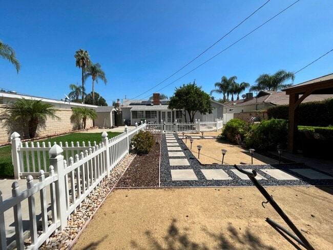 Building Photo - READY FOR MOVE-IN! 3+2.5 w/appliances + great backyard!