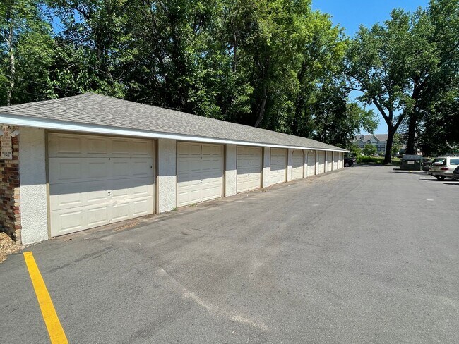 Building Photo - Champlin Main Floor Renovated Apartment, Dishwasher, Garage, Pets Welcome