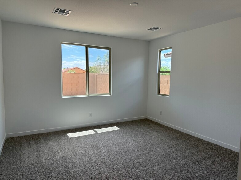 Primary suite - 40563 W Michaels Dr