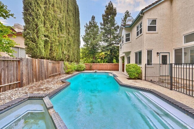 Building Photo - 3500 Crownridge Dr