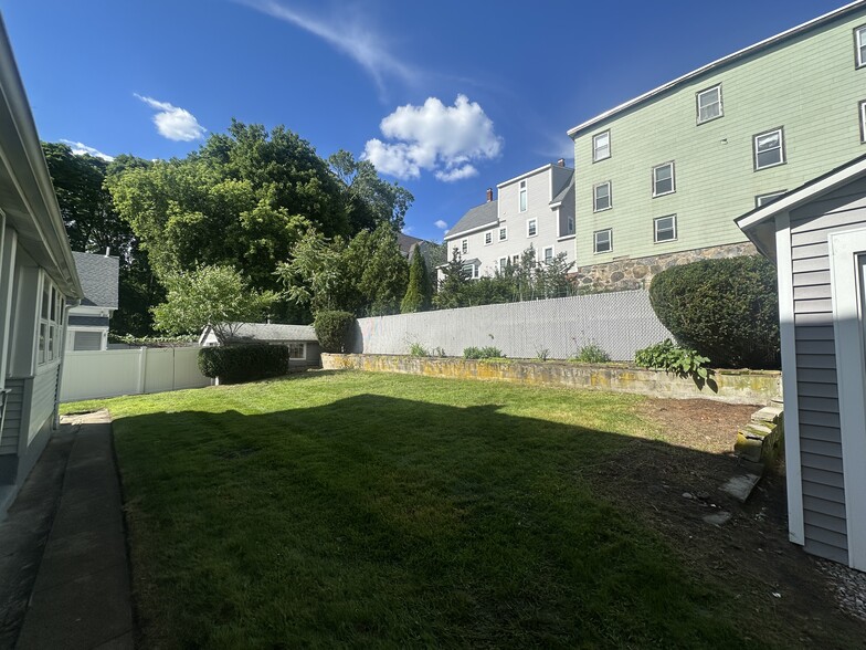 Professionally maintained common lawn - 9 Buxton Ct