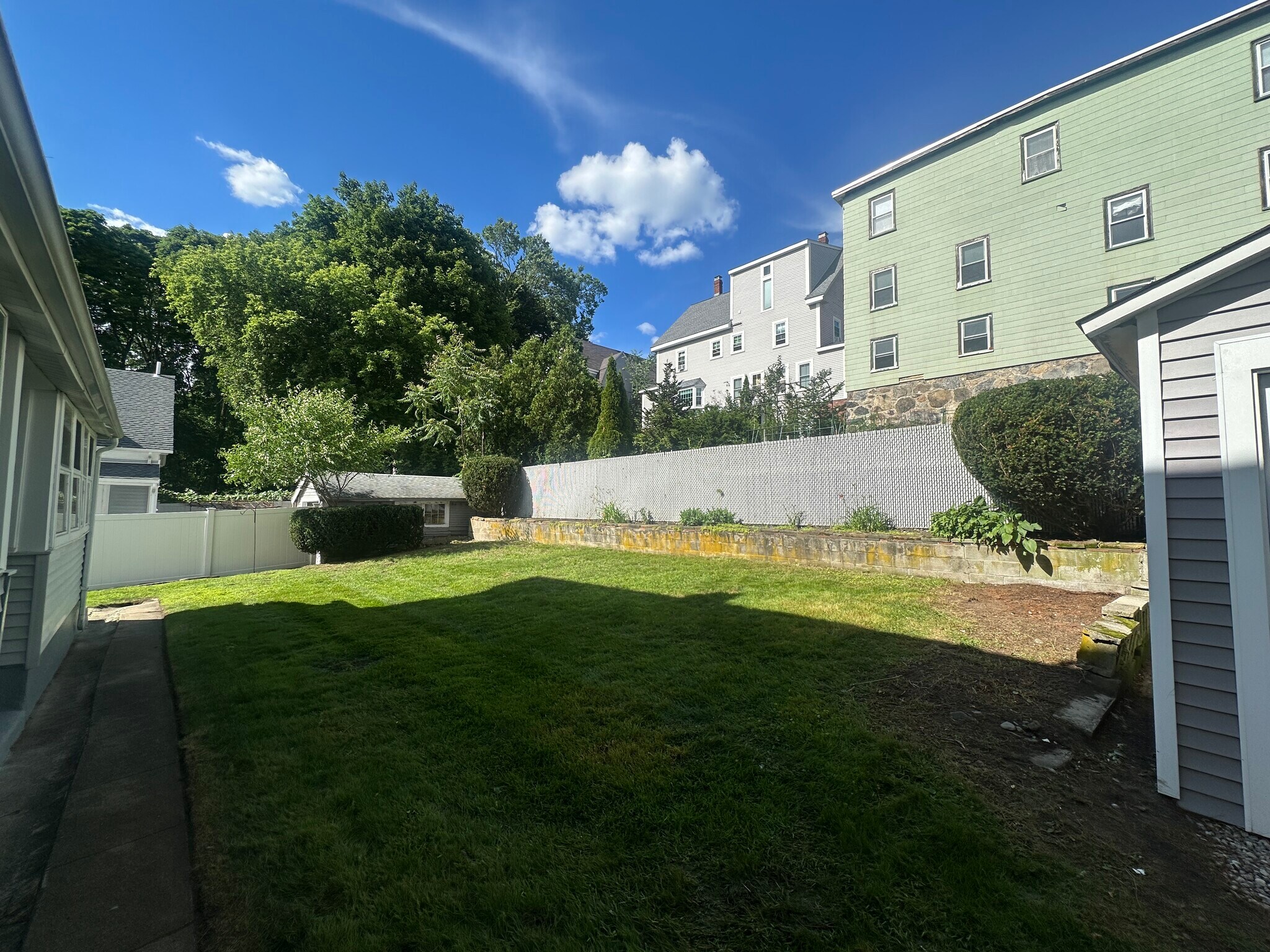 Professionally maintained common lawn - 9 Buxton Ct