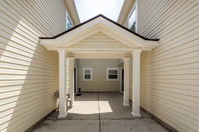 Building Photo - 5150 Trump St