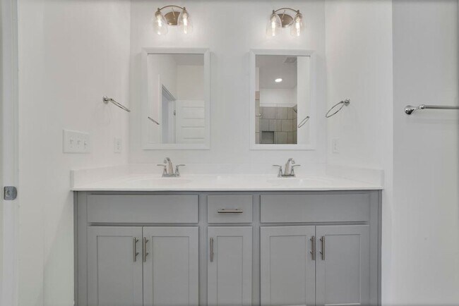 Building Photo - Spacious 3 Bedroom House with Primary Suite on Main Level