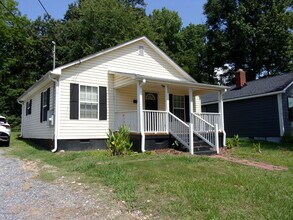 Building Photo - Recently Updated 2 Bedroom 1 Bath Home