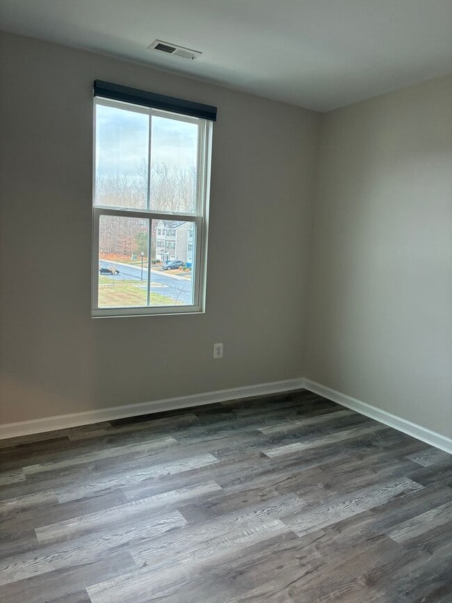 Building Photo - Beautiful 2019 End-of-Group Townhome – 3 Bed, 2 Bath, 1-Car Garage