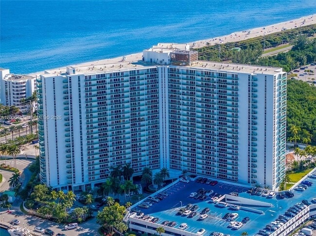 Building Photo - 100 Bayview Dr