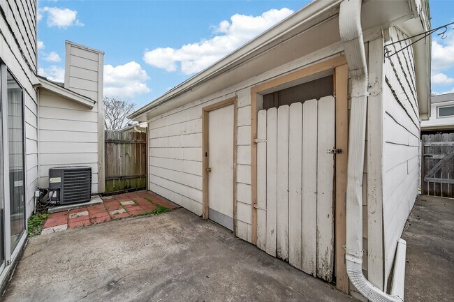 Building Photo - 6375 S Briar Bayou Dr