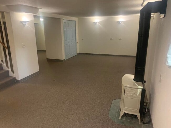 Building Photo - Colonial Style Home on Park-Like Grounds