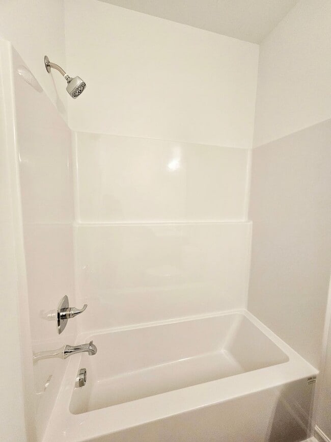 Building Photo - Gated Community with Amenities!