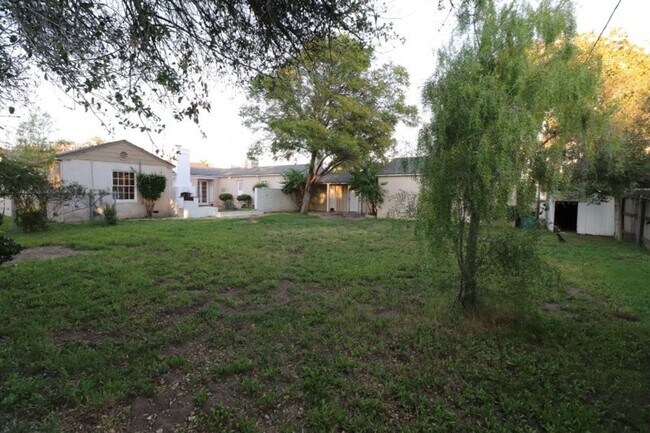 Building Photo - Beautiful Carriage District Rental