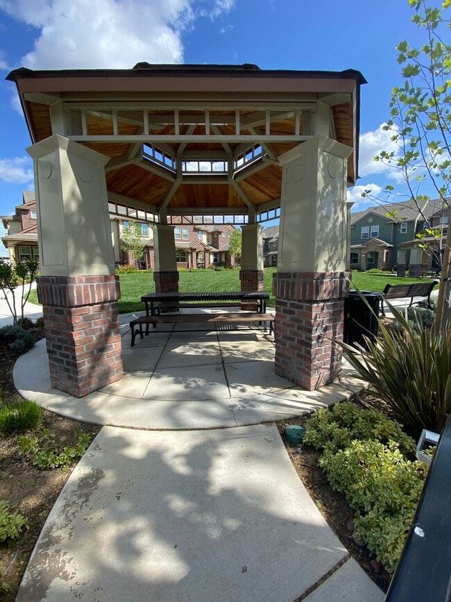 Building Photo - Livermore 3BD/2.5BA Townhouse in Great Neighborhood!