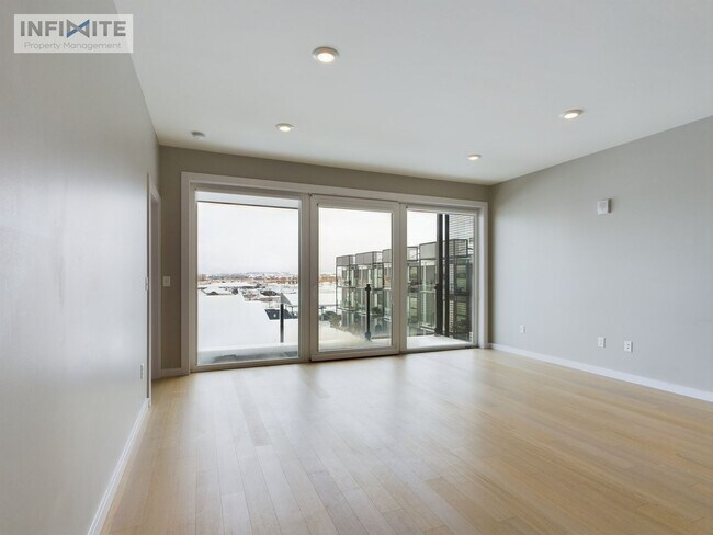 Building Photo - 3rd Floor Beauty!