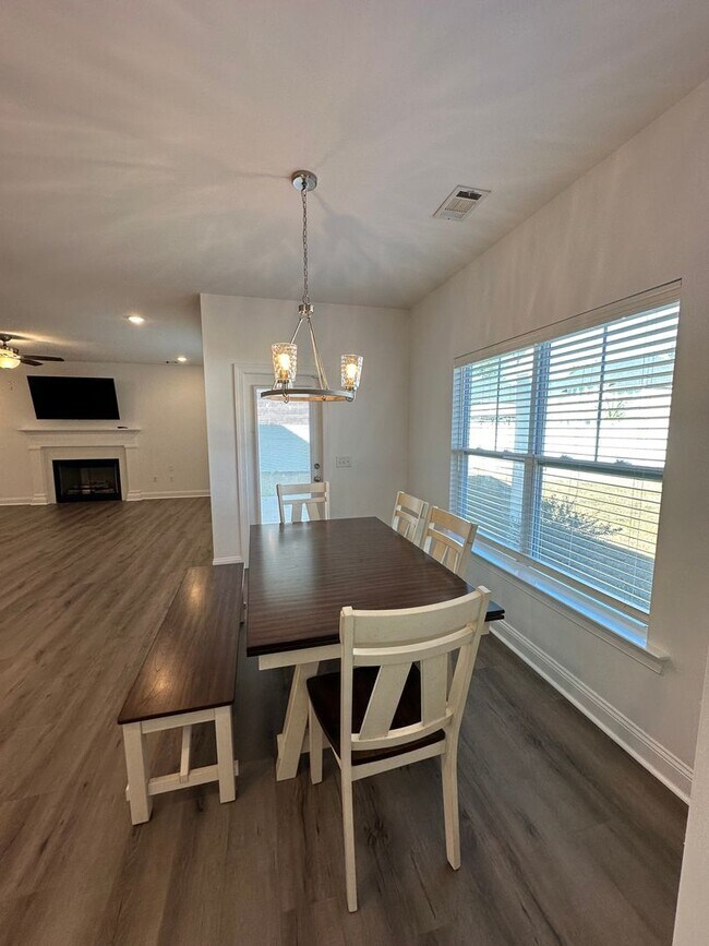 Building Photo - Beautiful 5 bed/3 bath home in Blandford Crossing