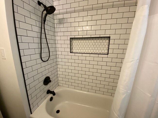 Building Photo - AVAILABLE TO SHOW!