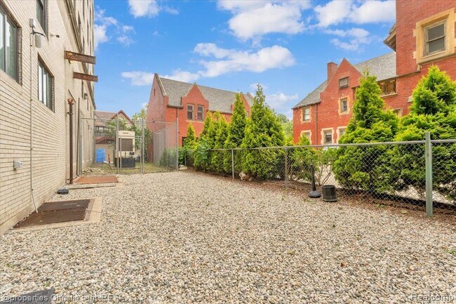 Building Photo - 15 E Kirby St