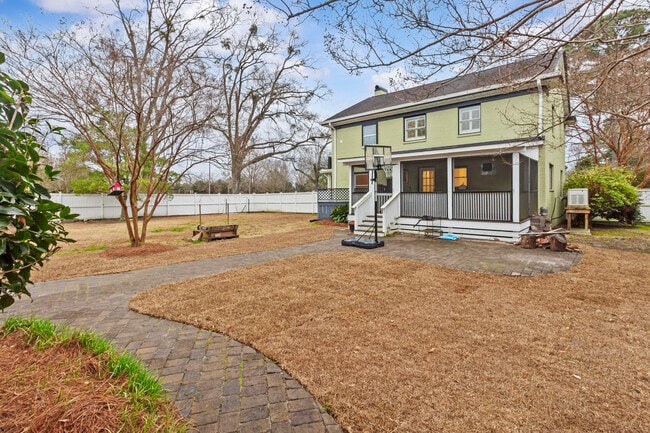 Building Photo - 1502 Tryon Rd