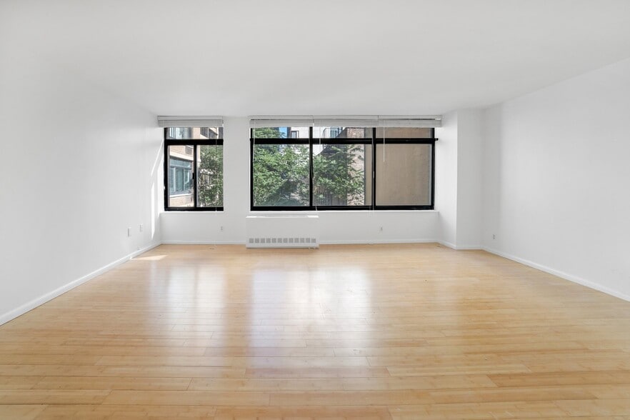 Building Photo - 400 E 70th St