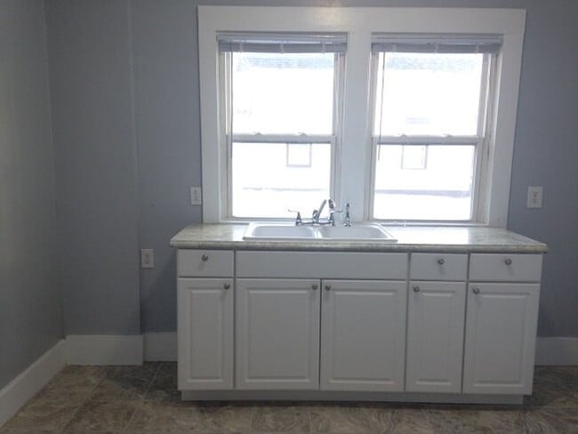 Building Photo - Beautiful new exterior on classic Harters Heights 4 bedroom (3 full baths) blocks from ND.