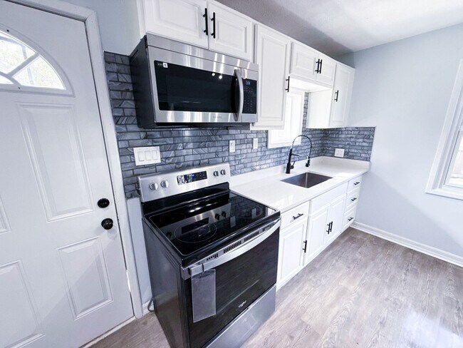 Building Photo - Stunning Full Remodel! 3BR/2BA Home with F...