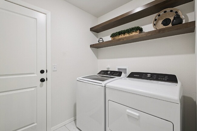 Building Photo - Fully Furnished 4 Bedroom