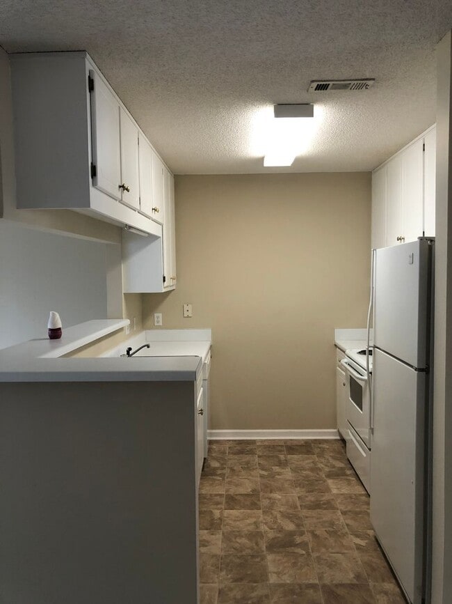 Building Photo - Foxhill Commons!!  NEW CARPET..