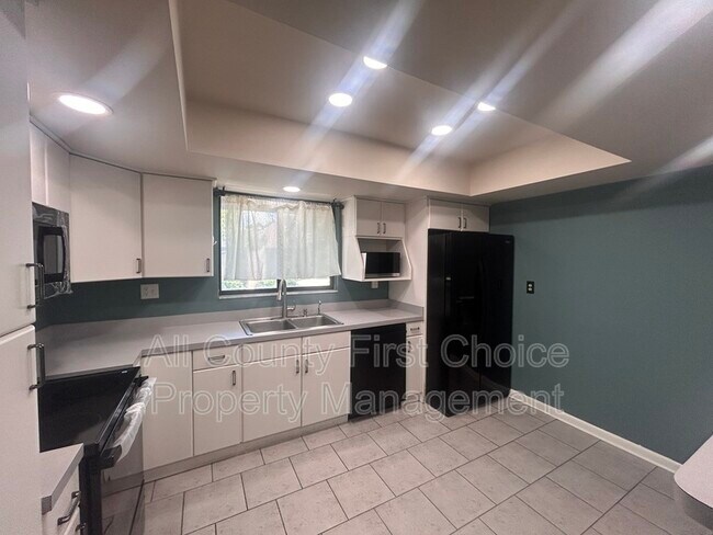 Building Photo - 760 S Village Dr