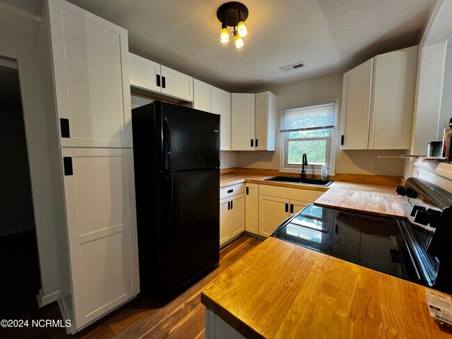 Building Photo - 1405 N Carolina Hwy 343 S