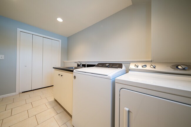 Building Photo - 7677 Whitney Dr