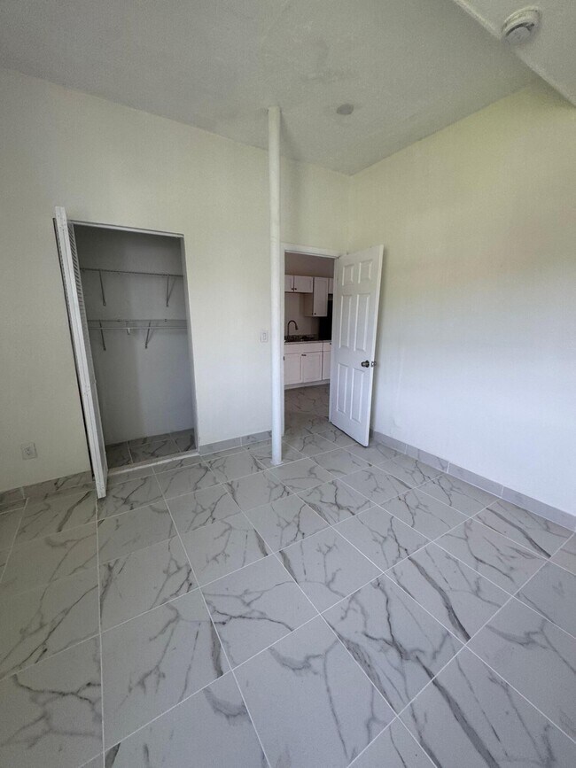 Building Photo - 804 Orange Ave
