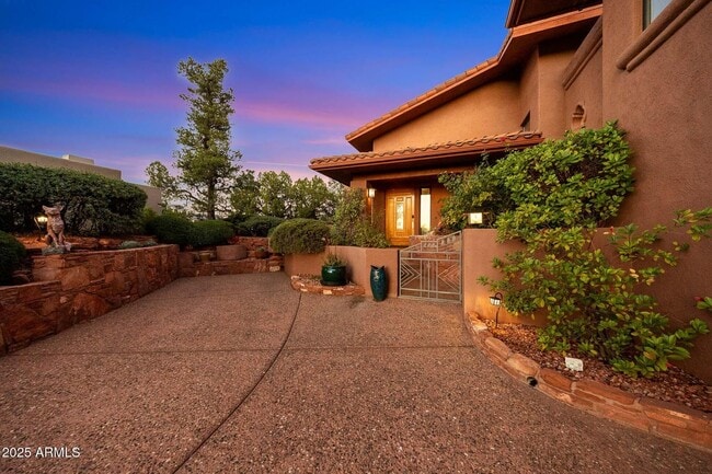 Building Photo - FULLY FURNISHED SEDONA DREAM HOME AWAITS