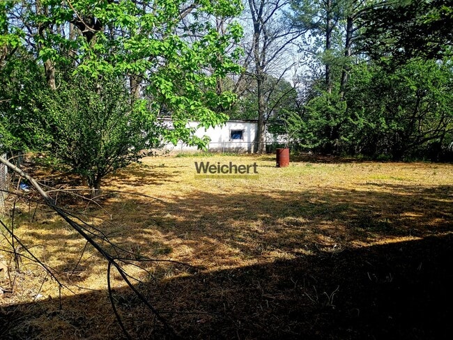 Building Photo - Remodeled 3bed/1bath with fenced backyard