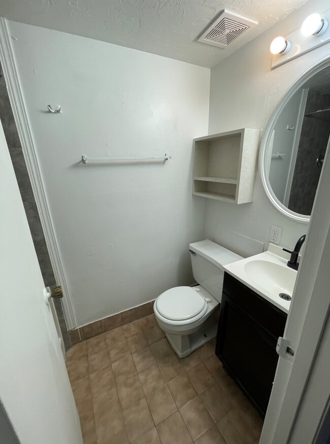 Building Photo - 914 SW 8th Ave