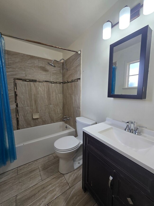 Building Photo - 3 BEDROOM ON LYNWOOD