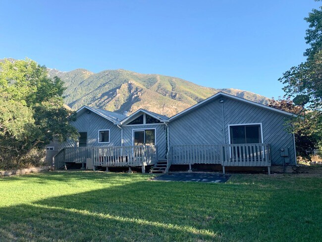 Building Photo - Large Five Bedroom Home, Sandy, 2500 sq ft, New Paint