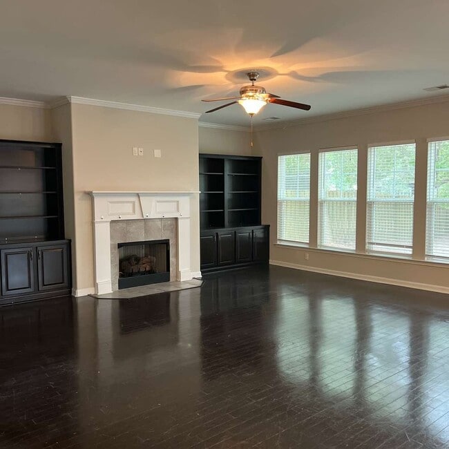 Building Photo - This beautiful 4 bedroom, 2.5 bath home in...