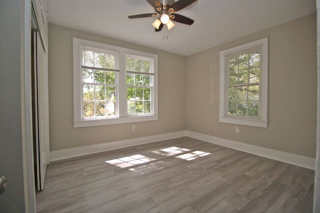 Building Photo - Spacious Student Home in Melrose Heights –...