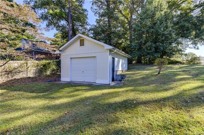 Building Photo - 2325 Elmwood Cir SE