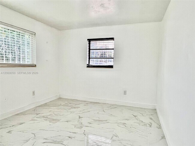 Building Photo - 321 NE 170th St