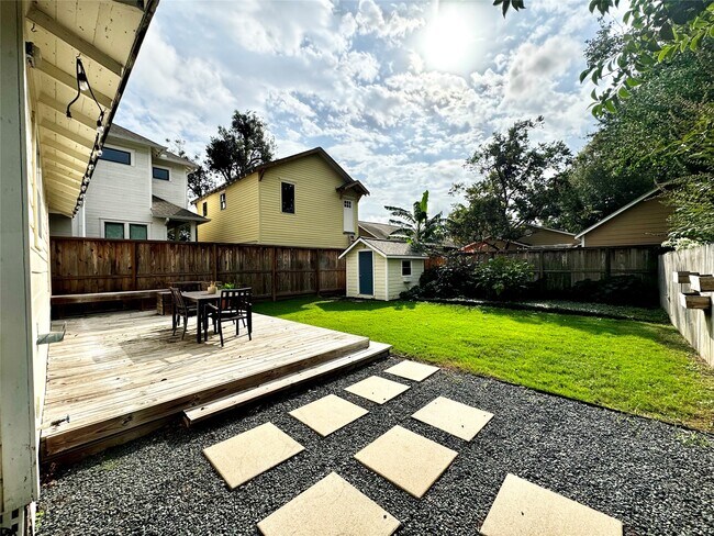 Building Photo - 1035 Louise St