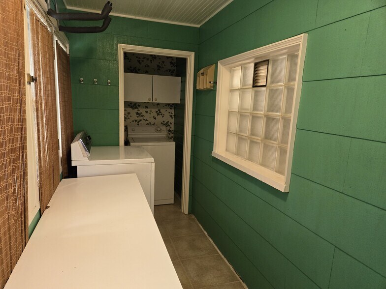 Porch w Dryer+ Washer - 4005 N 24th St