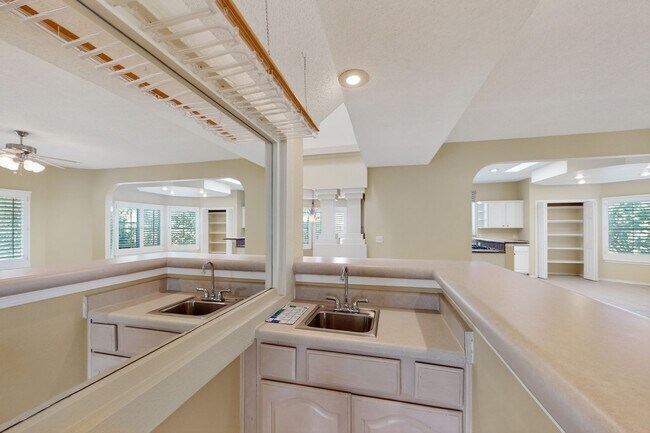 Building Photo - 6017 Ojo De Agua Dr