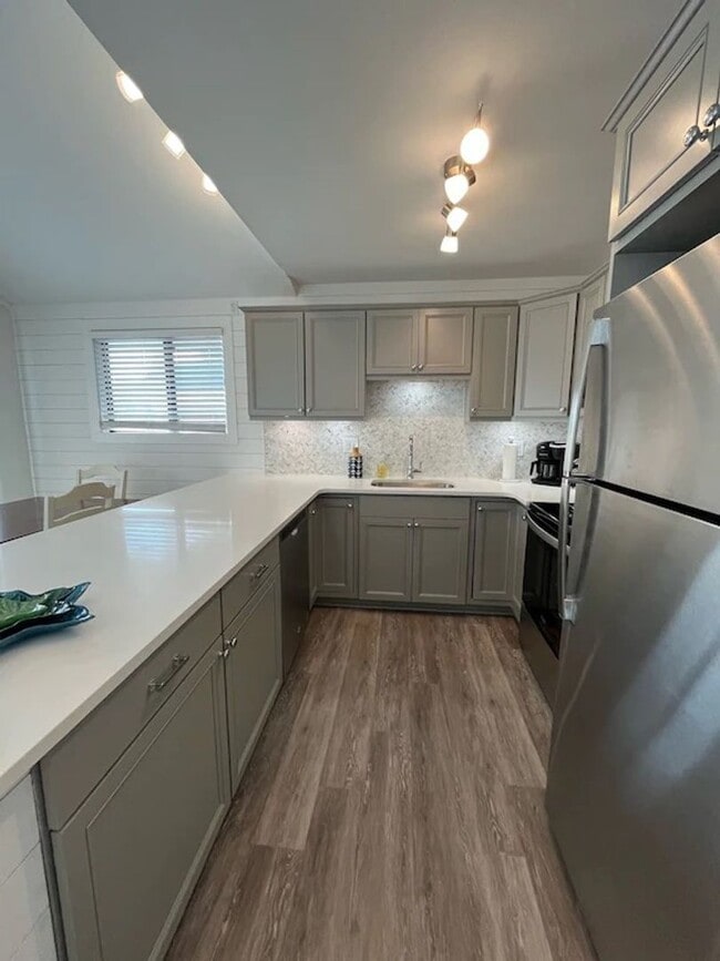 Building Photo - Renovated Home - Sleeps 6 - Winter Rental Only