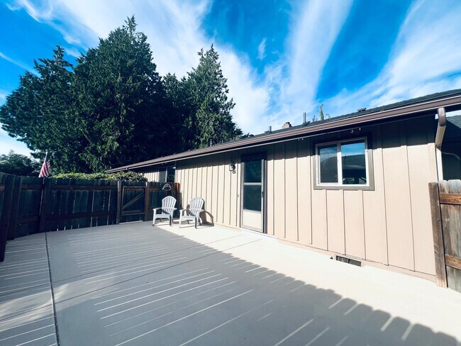 Building Photo - 2 bedroom, 2 bath short term 3-6 month ren...